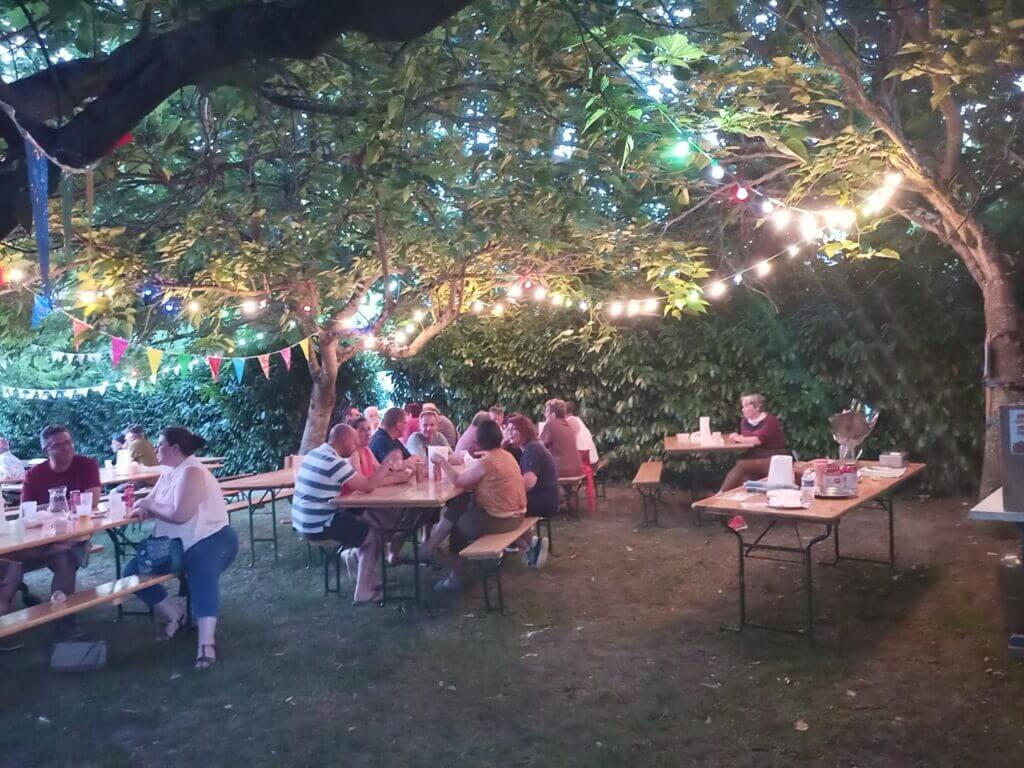 guinguette Personnes installées à table sous les muriers platanes durant le Mon'ti Marché