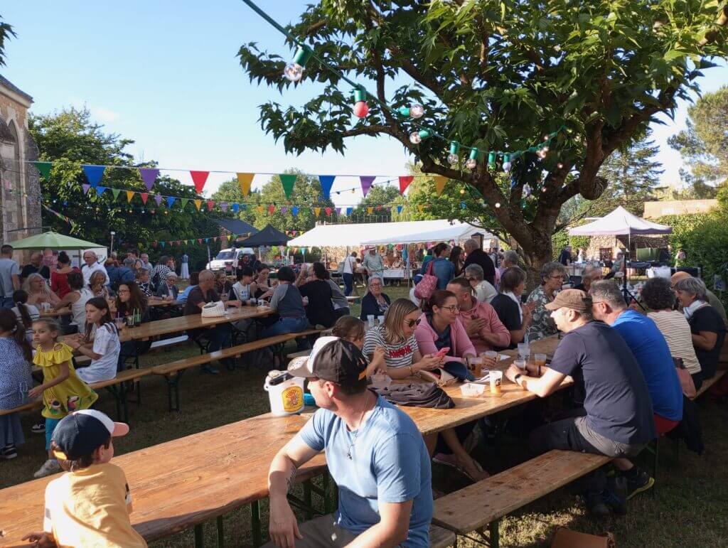 fete Personnes mangeant à table durant la fête du Mon'ti Marché.